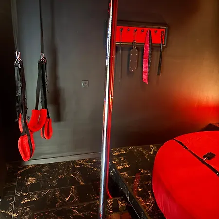 Daire Erotique Avec Balneo Privee-pole Dance-croix De Saint-andre- Balancoire Et Banc De Soumission 10 Min Centre *
